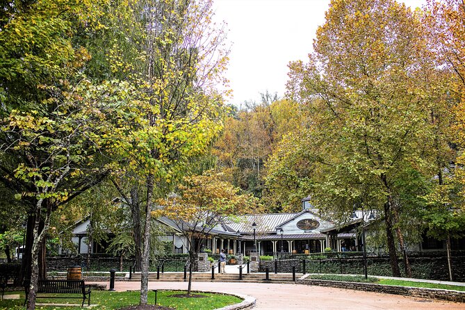 Nashville to Jack Daniel's Distillery Bus Tour + Whiskey Tastings - The bus ride through horse country and farming country