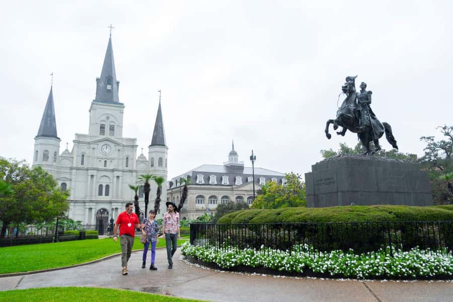 New Orleans: Beloved Bites & Famous Dishes Food Tour - What you actually taste in this French Quarter tour