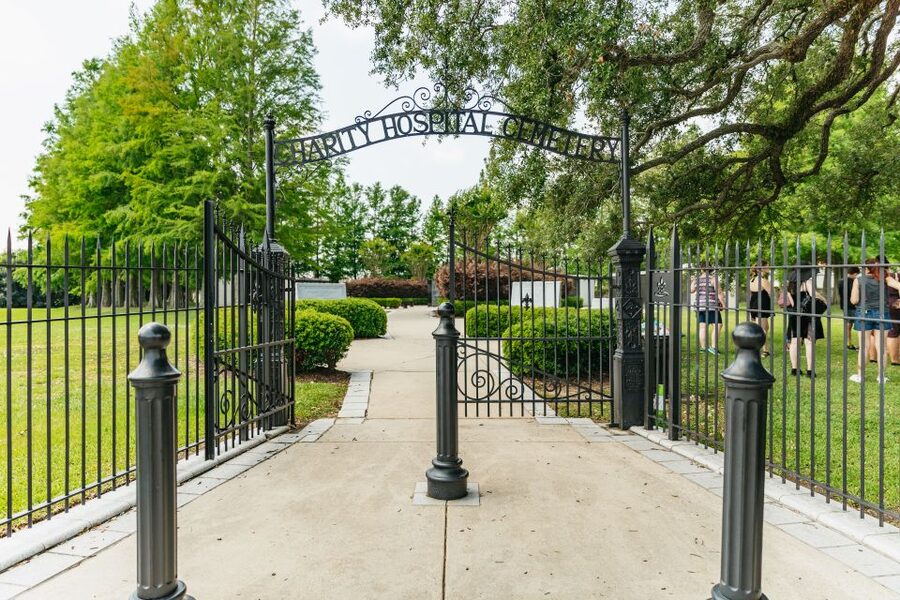 New Orleans: Cemetery Tour - What Makes the Above-Ground Tombs So New Orleans
