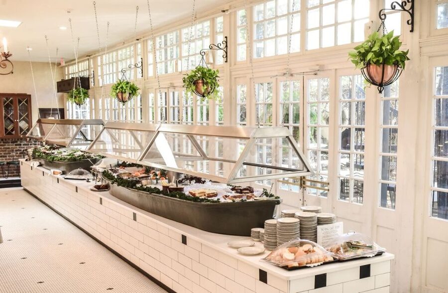 New Orleans: 'Court of Two Sisters' Jazz Brunch Buffet - Breakfast wave from 9 am to 11:30 am, build your plate like a pro