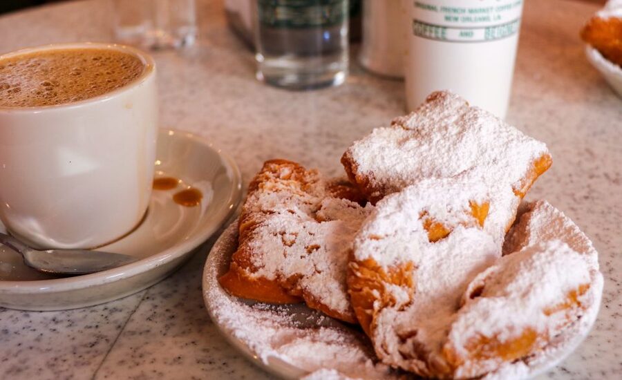 New Orleans: Sightseeing Bus Tour - Café du Monde beignets: when you get a real food moment