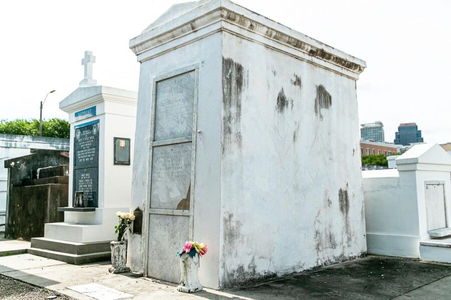 New Orleans: Walking Tour Inside St. Louis Cemetery No. 1 - Above-ground crypts and below-ground sites: the architecture tells the story