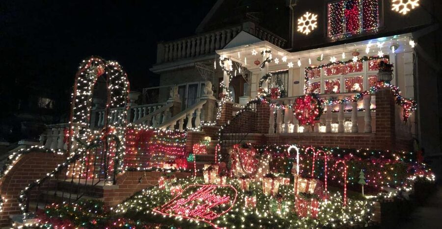 New York City: Dyker Heights Christmas Lights Tour - Guide energy and practical tips for staying comfortable