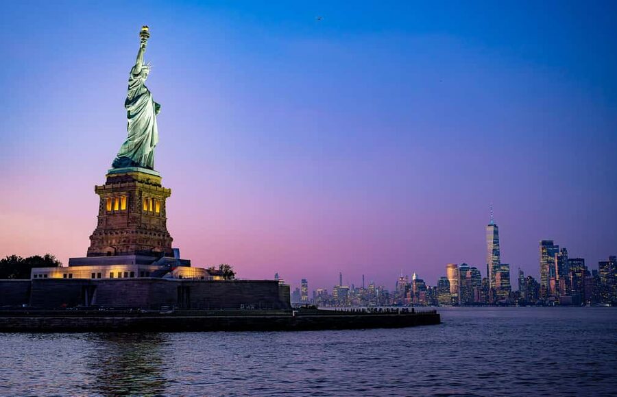 New York City: Gourmet Dinner Cruise with Live Music - Live Music on Board: Where the Show Happens