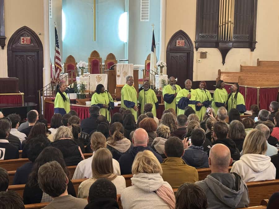New York City: Harlem Gospel Live Music Concert - Entering the real Harlem stage at Mount Olivet Baptist Church