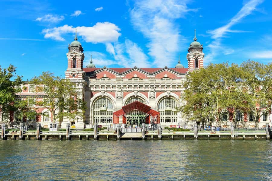 New York City: Statue of Liberty & Ellis Island Guided Tour - The guides people remember, and why that matters