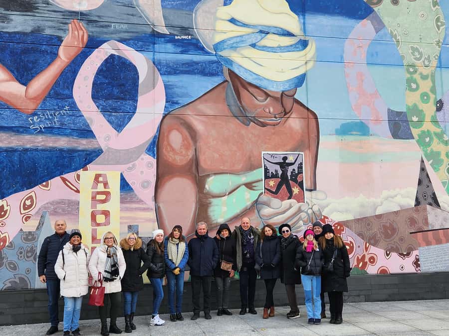 New York: Harlem Tour and Sunday Gospel Mass - Getting Oriented in Harlem, Sign in Hand