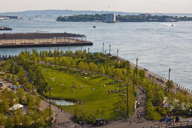 NYC Bus Tour of Brooklyn, Bronx, Queens: Art, Food & Sports - Williamsburg Hasidic Jewish community: what you’ll notice in a short look