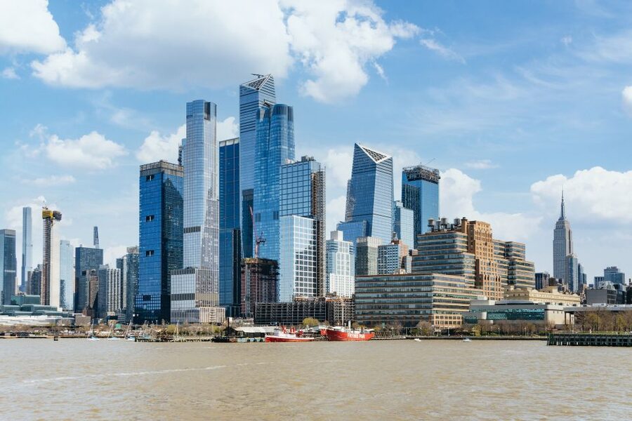 NYC: Circle Line 1.5-Hr Landmarks Skip-The-Box-Office Cruise - Live guide narration and the audio options in 9 languages