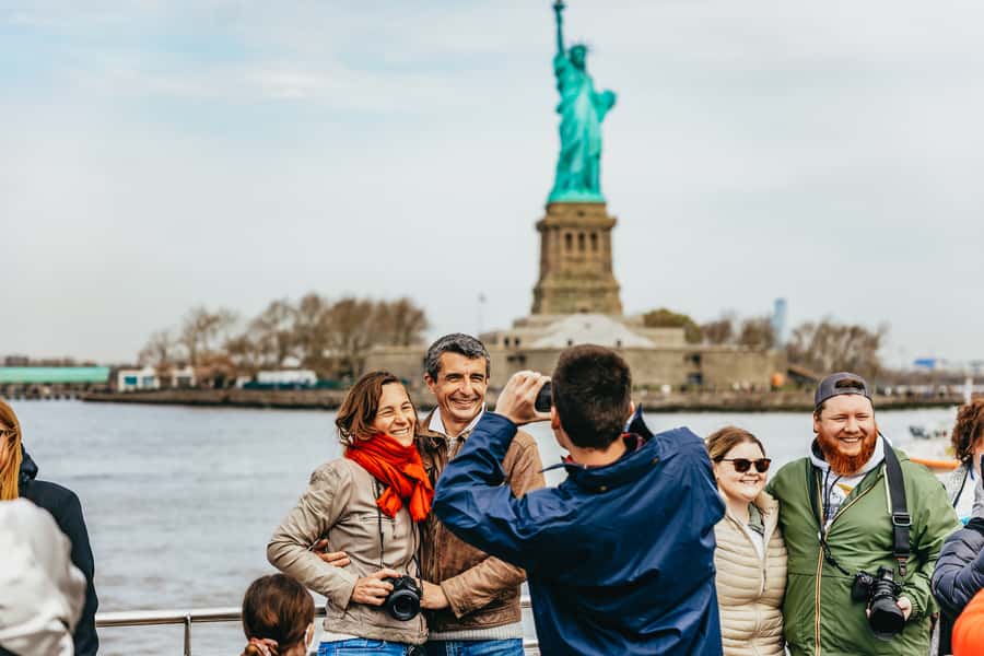NYC: Circle Line 2.5 Hour Best of NYC Boat Cruise - What You’ll See: 3 Rivers, 7 Bridges, and 5 Boroughs