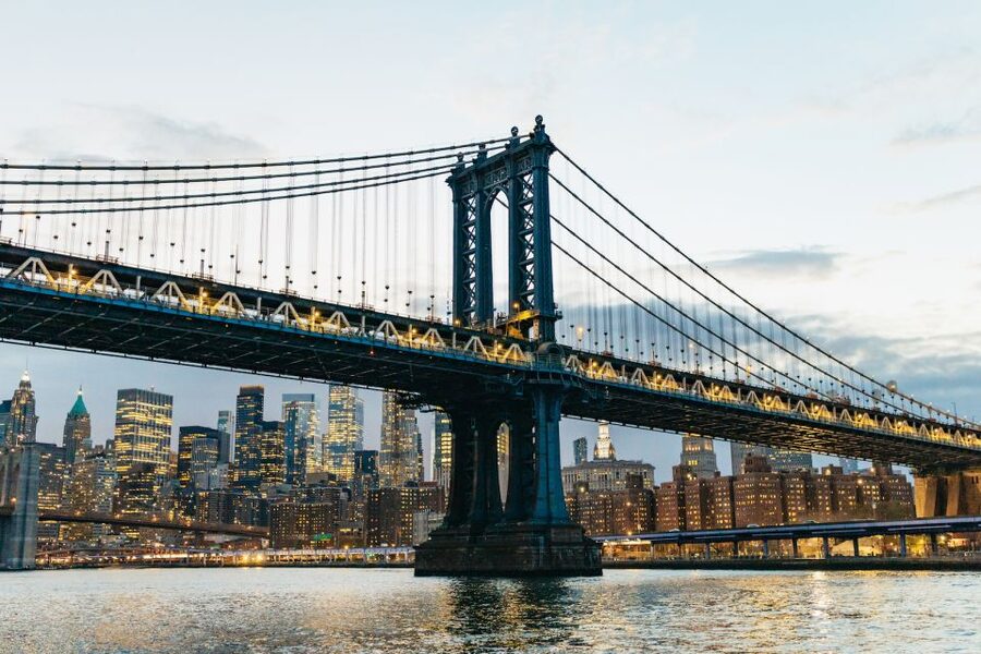 NYC: Circle Line 2h Harbor Lights Cruise Skip-The-Box-Office - Live narration: how guides turn skyline photos into stories