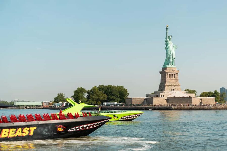 NYC: Circle Line "The Beast" Midtown/Downtown Speedboat Ride - Riding The Beast: What 30 Minutes Feels Like on the Water