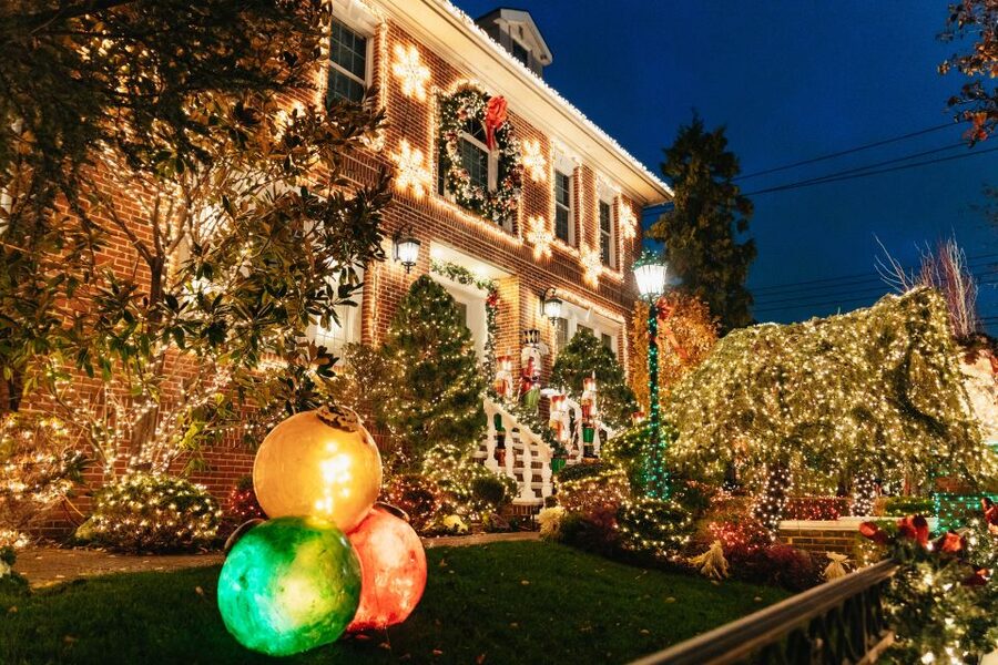 NYC: Dyker Heights Christmas Lights & Skyline View Bus Tour - Battery Park City sunset: Statue of Liberty views without the hassle