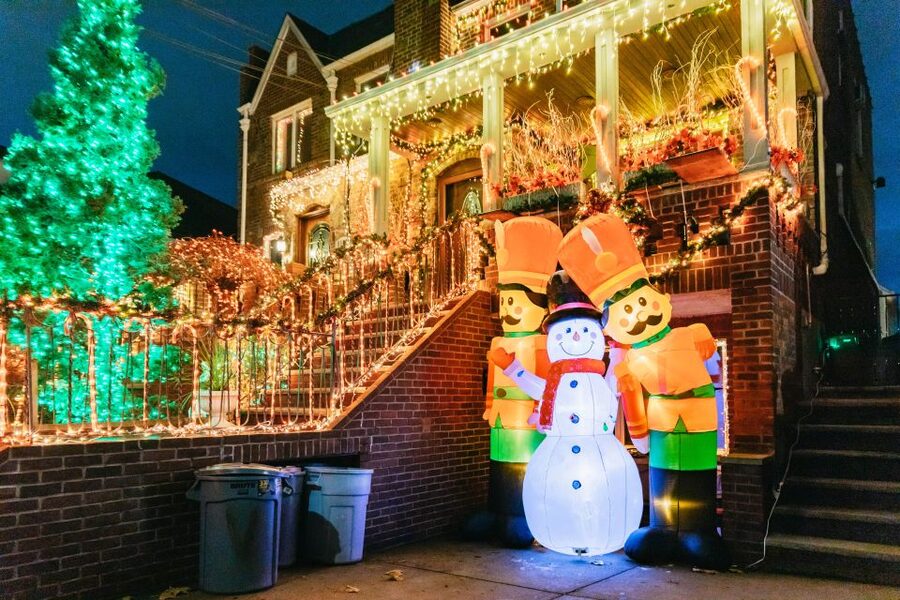 NYC: Dyker Heights Christmas Lights & Skyline View Bus Tour - Brooklyn Bridge Park photo stop and the night skyline payoff
