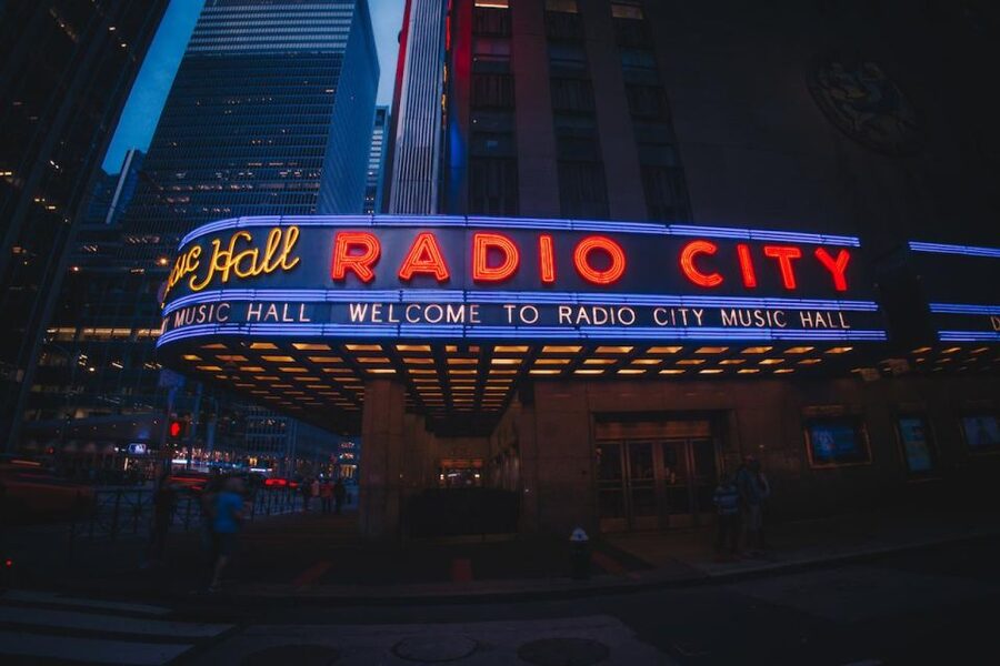 NYC: Radio City Music Hall Tour Experience - Finding the entrance on 6th Avenue and getting in smoothly
