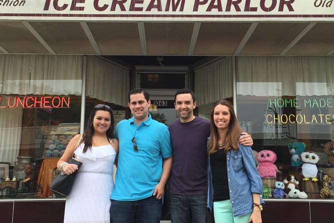 NYC The Sopranos Iconic Filming Locations Bus Tour - Tony and Carmela’s booth moment, and how to make it count