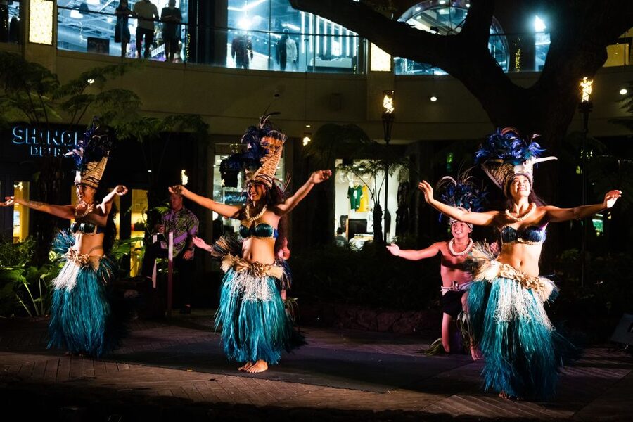 Oahu: Queens Waikiki Luau - The friendly warm-up: cultural activities and your handmade shell lei
