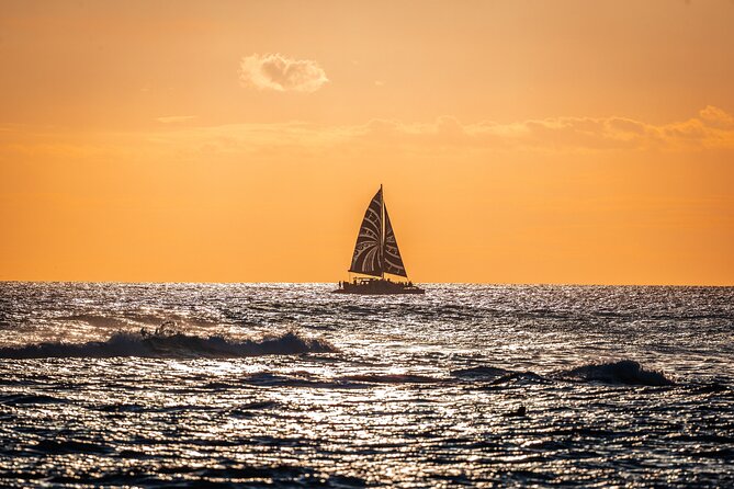 Oahu's Waikiki Coast: Moana’s Sunset Cocktail Sail - Drinks and comfort: what the bar includes, plus sea-sickness reality