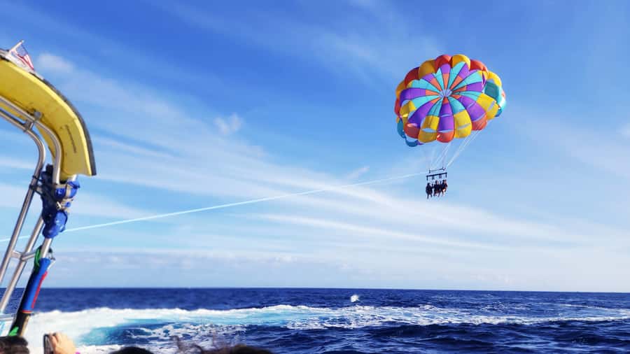 Oahu: Waikiki Parasailing - Photo Extras, Water Dips, and Tips for First-Timers