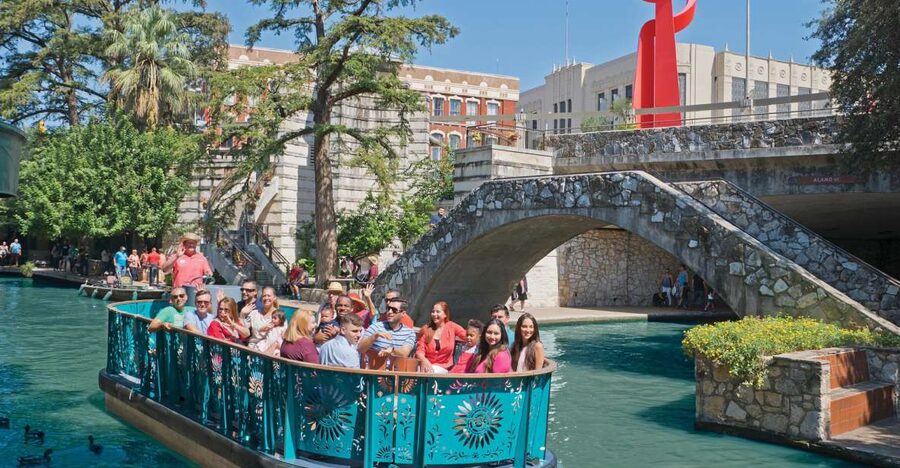 San Antonio: River Walk Cruise Ticket - Best time to go, dusk and the Christmas lights effect