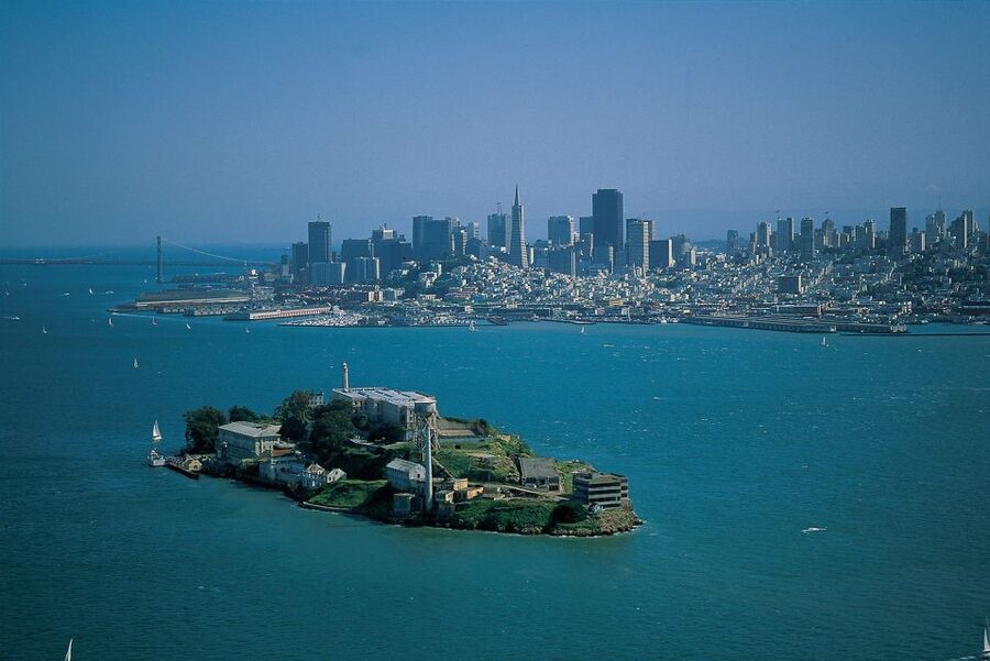San Francisco: Hop-On Hop-Off Deluxe Bus Tour with 20 Stops - The best guides make the difference, and you can feel it