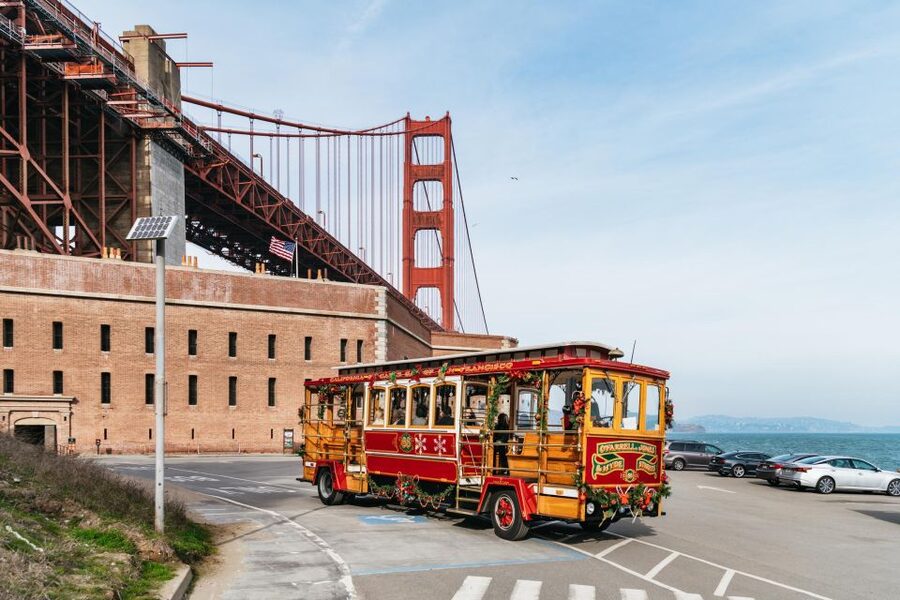 San Francisco: Movie Filming Locations Bus Tour - Movie Clips, Matched to Real Corners (Mrs. Doubtfire, Bullitt, and More)