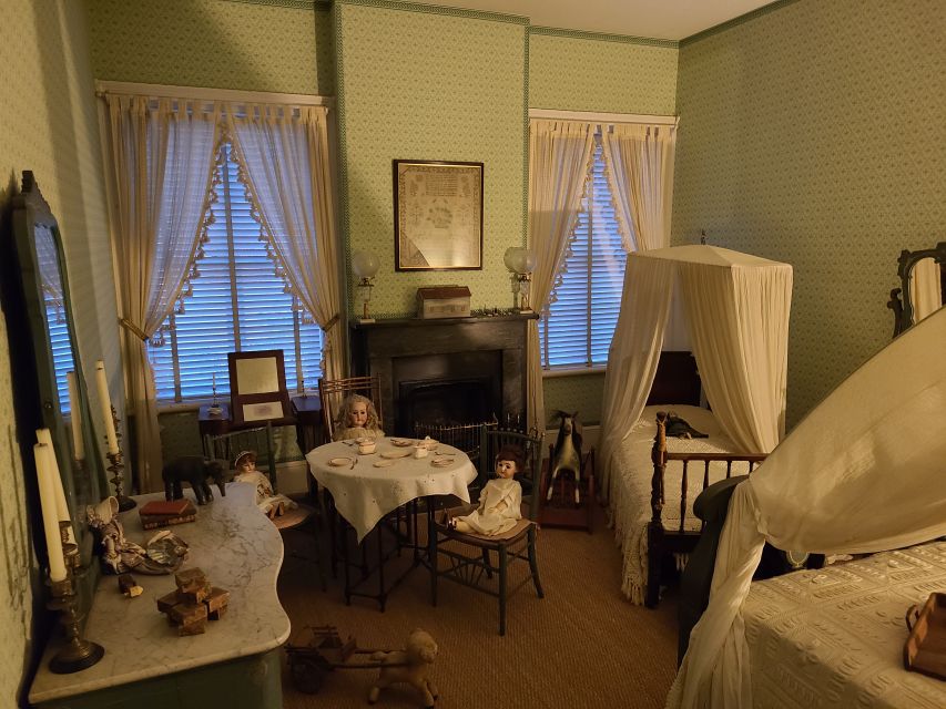 Savannah: Ghosts and Gravestones Tour with Low House Entry - Colonial Park Cemetery and the slow-building spooky mood