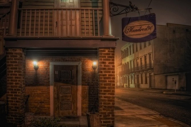 Savannah's Ghost City "Dead of Night" Walking Night Tour - Wright Square, The Hanging Square: the story that chills even when you stay calm