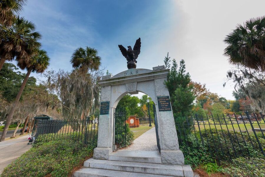 Savannah: "Savannah for Morons" Comedy Trolley Tour - How the McDonough’s Restaurant and Lounge stop really helps
