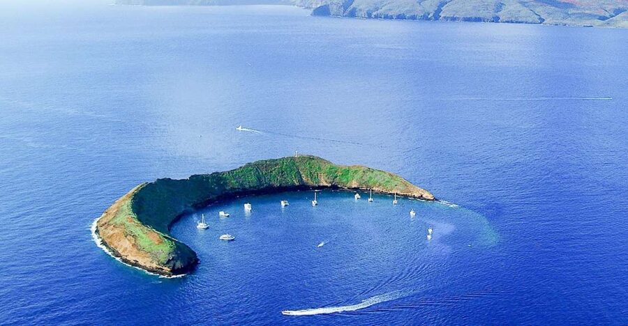 South Maui: Molokini & Turtle Town Snorkeling Tour with Meal - The ‘Alalākeiki Channel cruising and whale-watching stretch