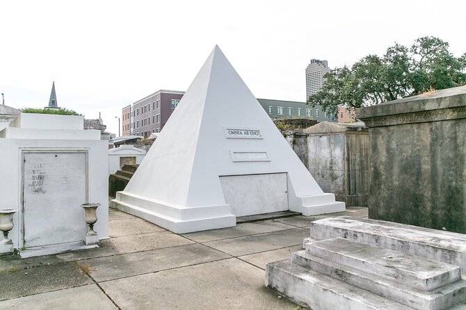 St. Louis Cemetery No. 1 Official Walking Tour - Crossing into St. Louis Cemetery No. 1: why you can only see it this way
