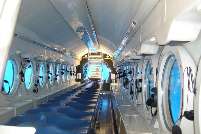 Waikiki: Atlantis Submarine Adventure - Boarding the submarine: the ladder requirement is real