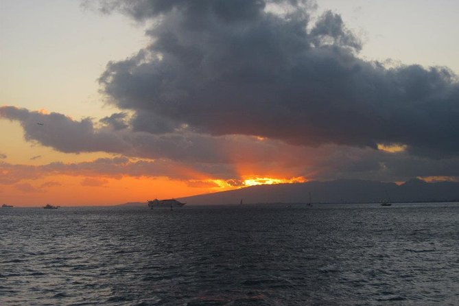 Waikoloa Signature Catamaran Sunset Sail - The green flash pause: why the timing matters