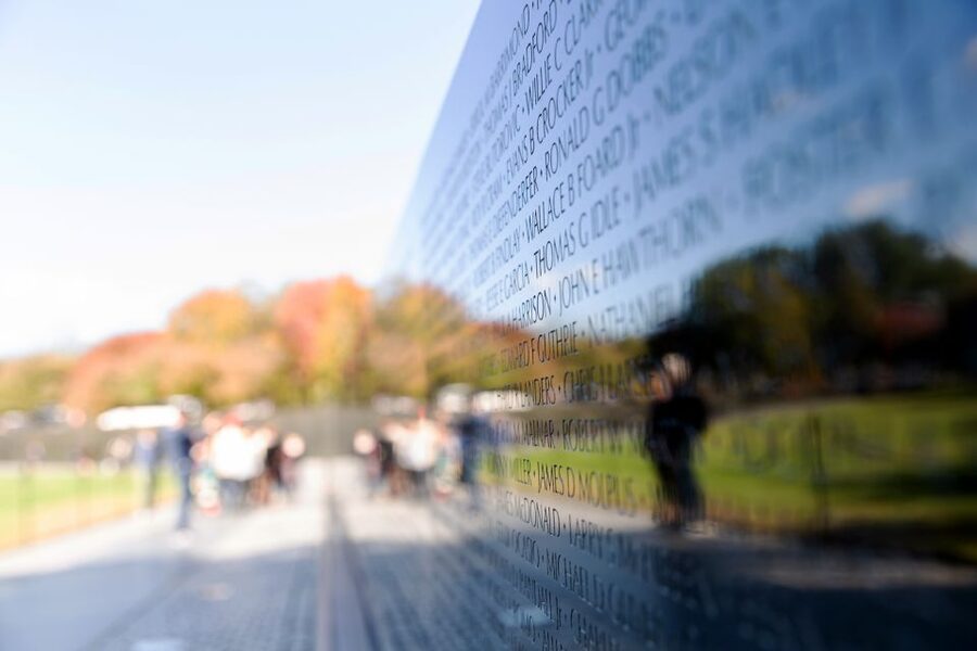 Washington DC: Bus Tour to the Highlights of the Capital - Lincoln Memorial plus veterans memorials: from symbols to specific stories