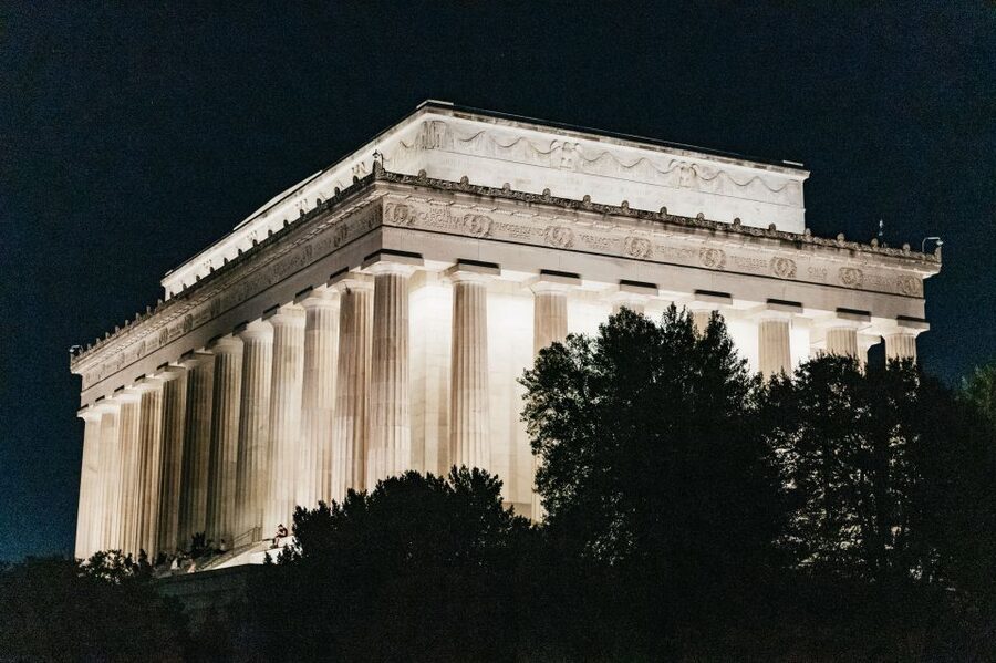 Washington DC: Monuments by Moonlight Nighttime Trolley Tour - Stop 2 on foot: Lincoln, Vietnam Veterans, and Korean War Memorials