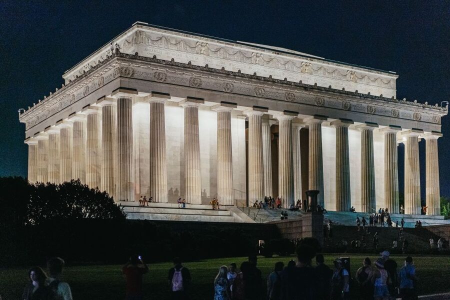 Washington DC: National Mall Night Bus Tour - How the live guides make the difference (and which styles fit you)