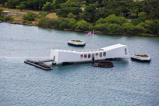 WWII Pearl Harbor Heroes Deluxe Tour - USS Missouri Memorial: Witnessing the Surrender Site in Real Time